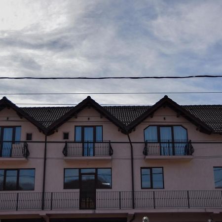 Отель New House Куртя-де-Арджеш Экстерьер фото