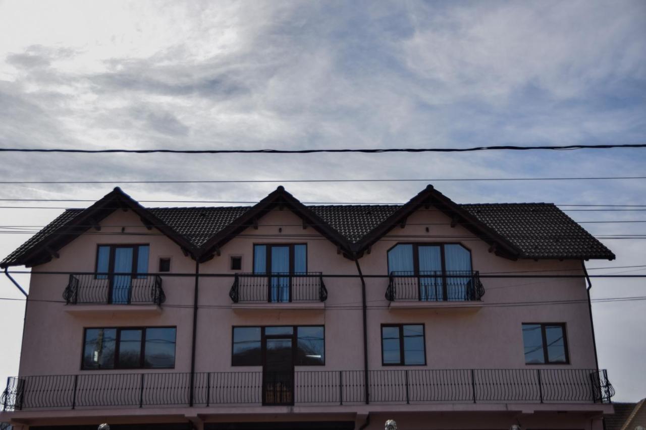 Отель New House Куртя-де-Арджеш Экстерьер фото